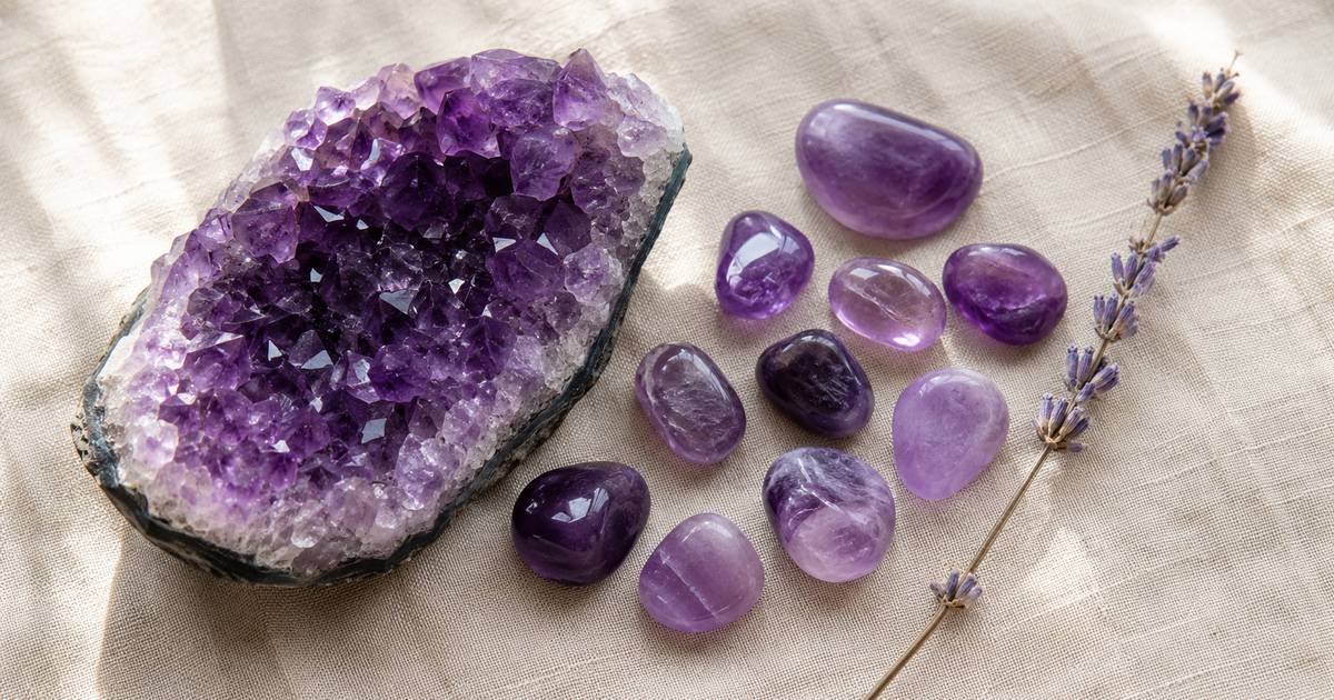 améthyste violette et géode d'améthyste sur tissu naturel, pierre de sérénité et d'intuition en lithothérapie