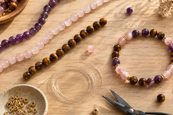 créer son bracelet en pierres naturelles DIY lithothérapie fils de perles matériel sur fond bois
