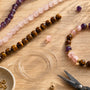 créer son bracelet en pierres naturelles DIY lithothérapie fils de perles matériel sur fond bois