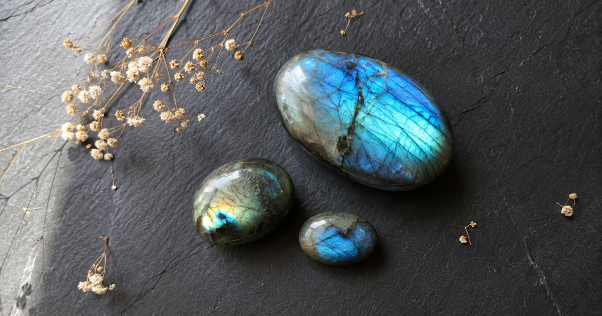 labradorite polie avec labradorescence bleue et verte sur fond sombre, pierre de protection en lithothérapie