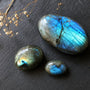 labradorite polie avec labradorescence bleue et verte sur fond sombre, pierre de protection en lithothérapie