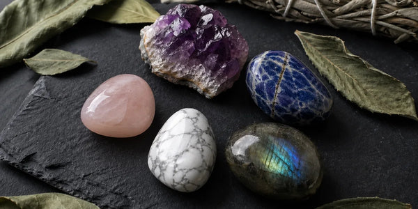 sélection de pierres anti-stress en lithothérapie améthyste sodalite quartz rose labradorite howlite sur ardoise zen