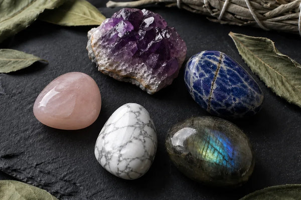sélection de pierres anti-stress en lithothérapie améthyste sodalite quartz rose labradorite howlite sur ardoise zen