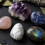 sélection de pierres anti-stress en lithothérapie améthyste sodalite quartz rose labradorite howlite sur ardoise zen