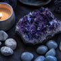 Pierres pour dormir en lithothérapie : améthyste, howlite, angélite et pierre de lune
