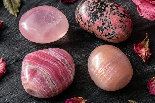 pierre rose lithothérapie quartz rose rhodonite rhodochrosite pierre de lune sélection flat lay ardoise