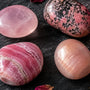 pierre rose lithothérapie quartz rose rhodonite rhodochrosite pierre de lune sélection flat lay ardoise