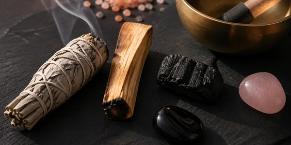 purification et rechargement de pierres naturelles lithothérapie sauge blanche bol tibétain sur ardoise