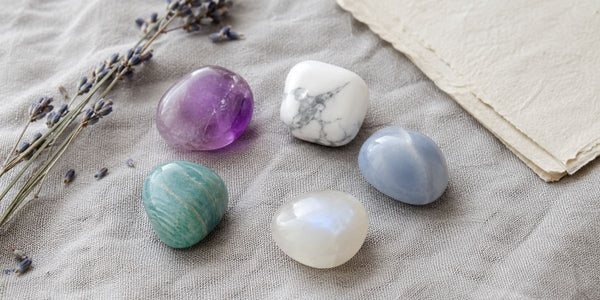 Quelle pierre pour l'anxiété en lithothérapie : améthyste, howlite, pierre de lune, angélite et amazonite