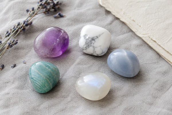 Quelle pierre pour l'anxiété en lithothérapie : améthyste, howlite, pierre de lune, angélite et amazonite