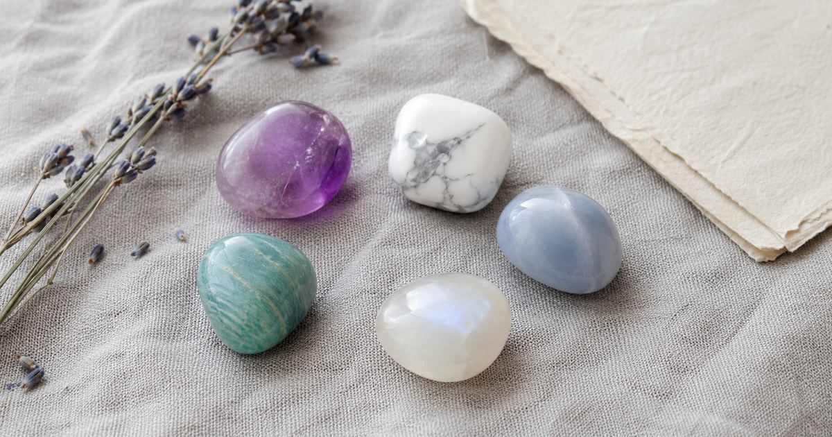 Quelle pierre pour l'anxiété en lithothérapie : améthyste, howlite, pierre de lune, angélite et amazonite