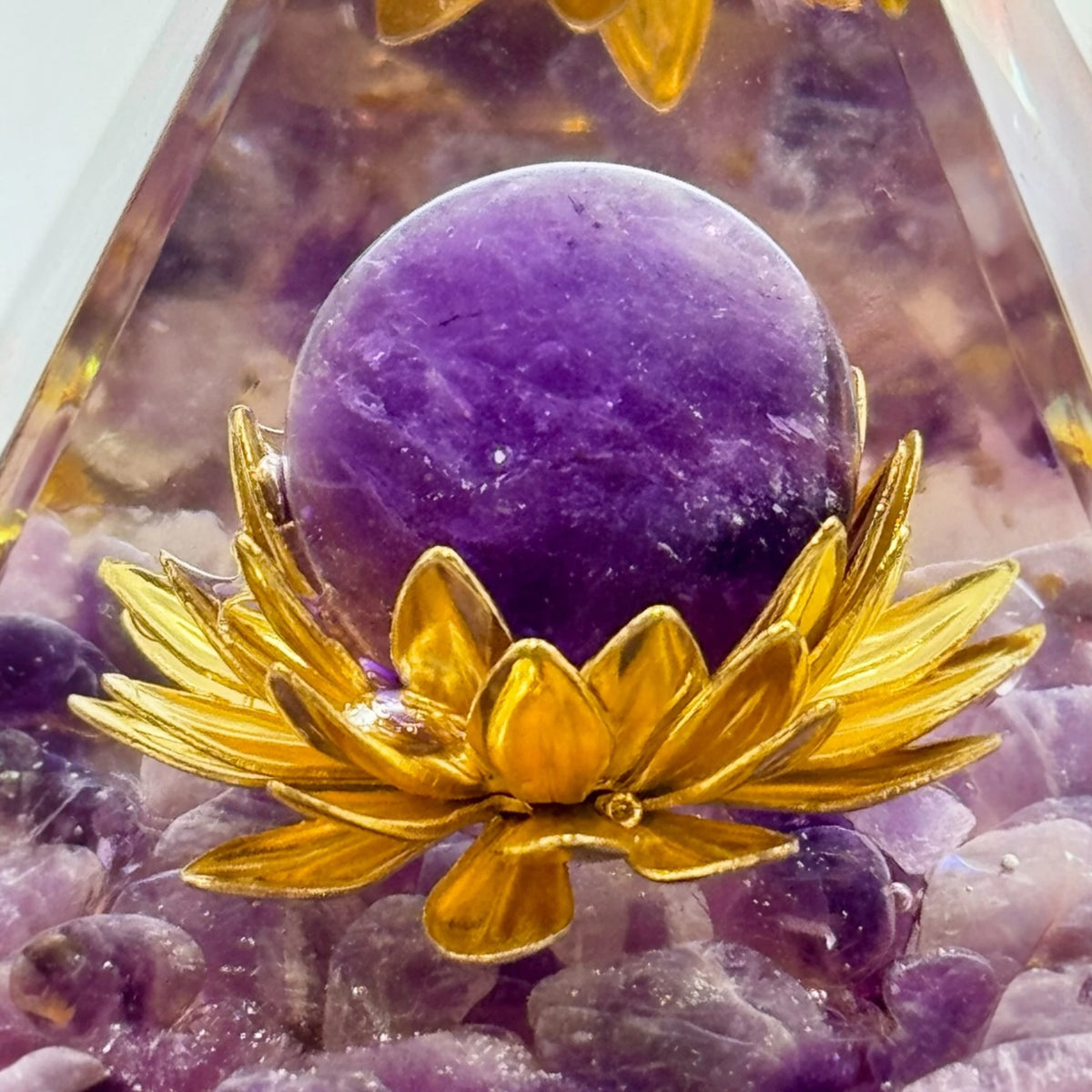 Pyramide Orgonite Améthyste et Fleur de Lotus 60*60mm