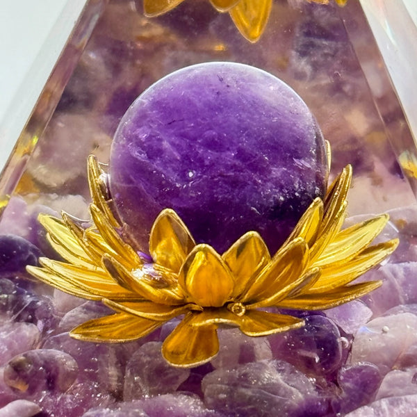 Pyramide Orgonite Améthyste et Fleur de Lotus 60*60mm