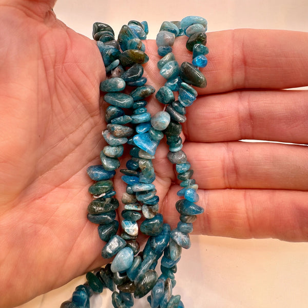 Fil de perles naturelles d'Apatite extra chips / Baroque 80cm