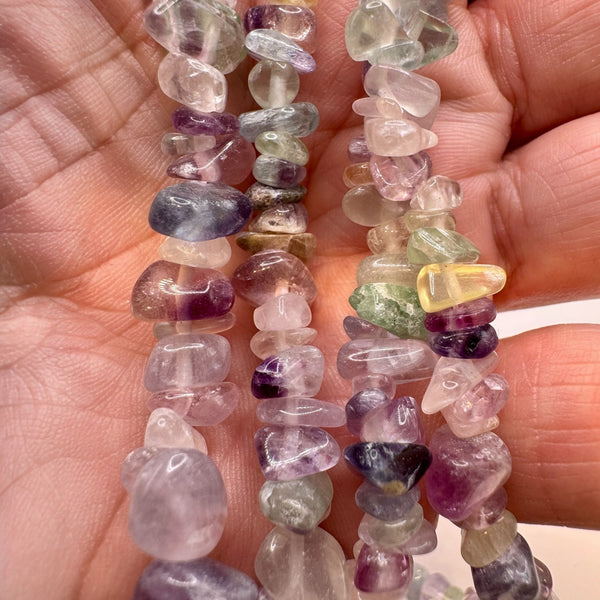 Fil de perles naturelles de Fluorite Multicolore chips / Baroque 80cm