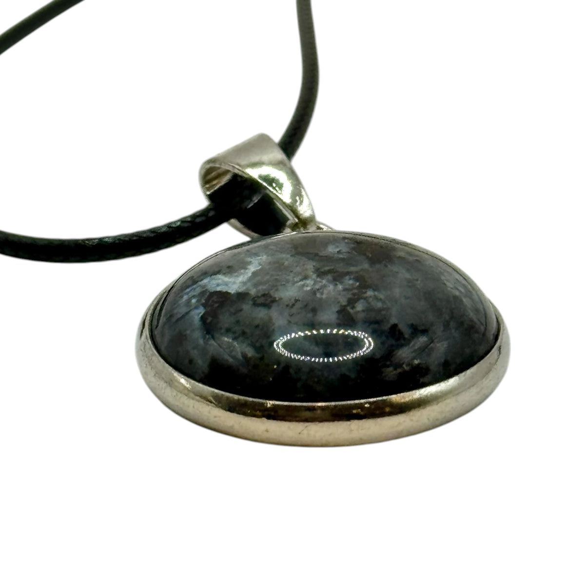 Pendentif Larvikite 40mm ( Dark labradorite) avec cordon réglable