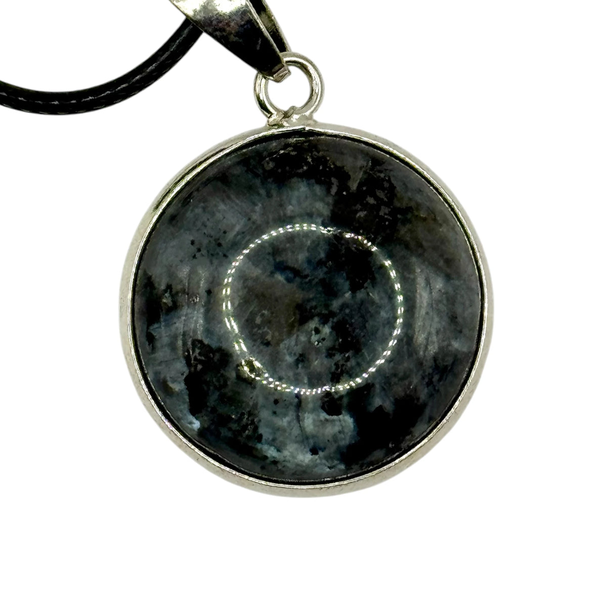 Pendentif Larvikite 40mm ( Dark labradorite) avec cordon réglable