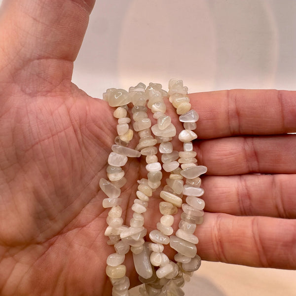 Fil de perles naturelles de Pierre de Lune Blanche chips / Baroque 80cm