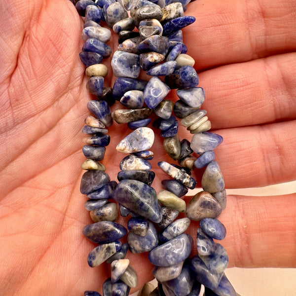 Fil de perles naturelles de Sodalite chips / Baroque 80cm